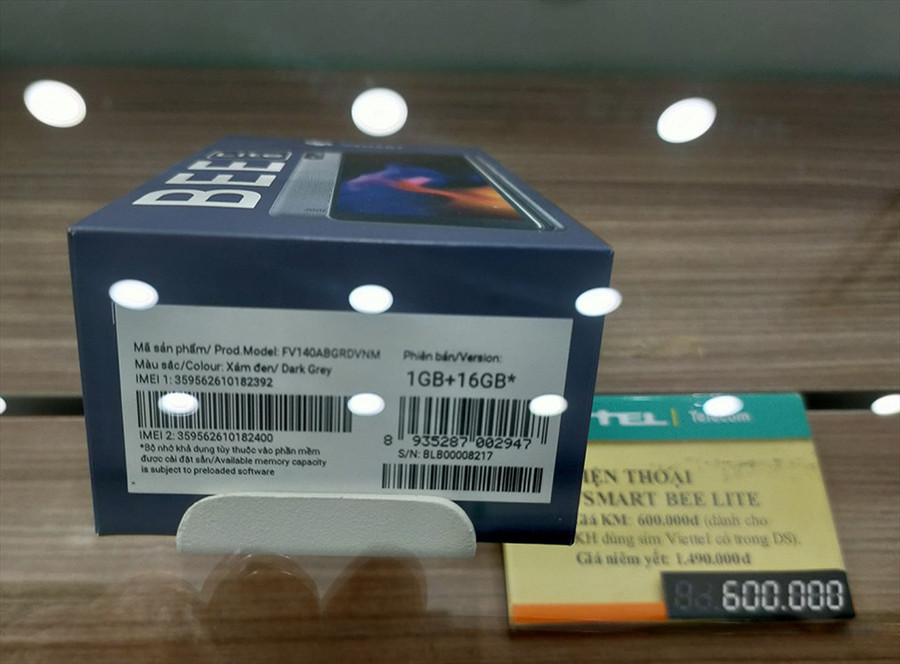 Mẫu smartphone giá rẻ 600.000 đồng đã lên kệ. Ảnh: Thế Lâm.