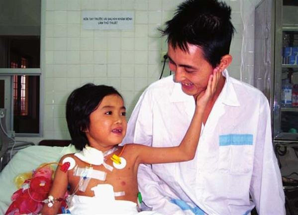 Hình ảnh Diệp và bố cách đây gần 17 năm sau ca phẫu thuật ghép gan - Ảnh: Gia đình cung cấp Hình ảnh Diệp và bố cách đây gần 17 năm sau ca phẫu thuật ghép gan - Ảnh: Gia đình cung cấp