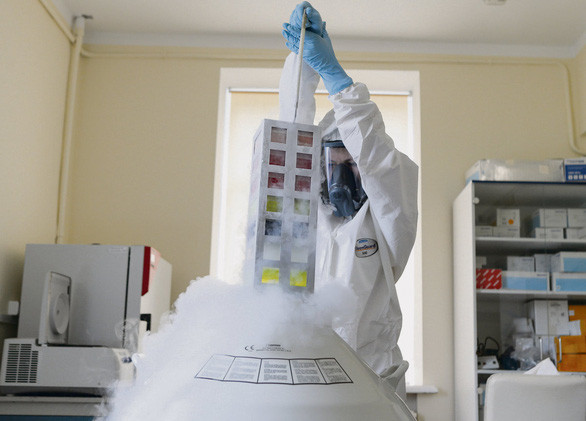 Nghiên cứu vắc xin ngừa COVID-19 tại Nga - Ảnh: AFP