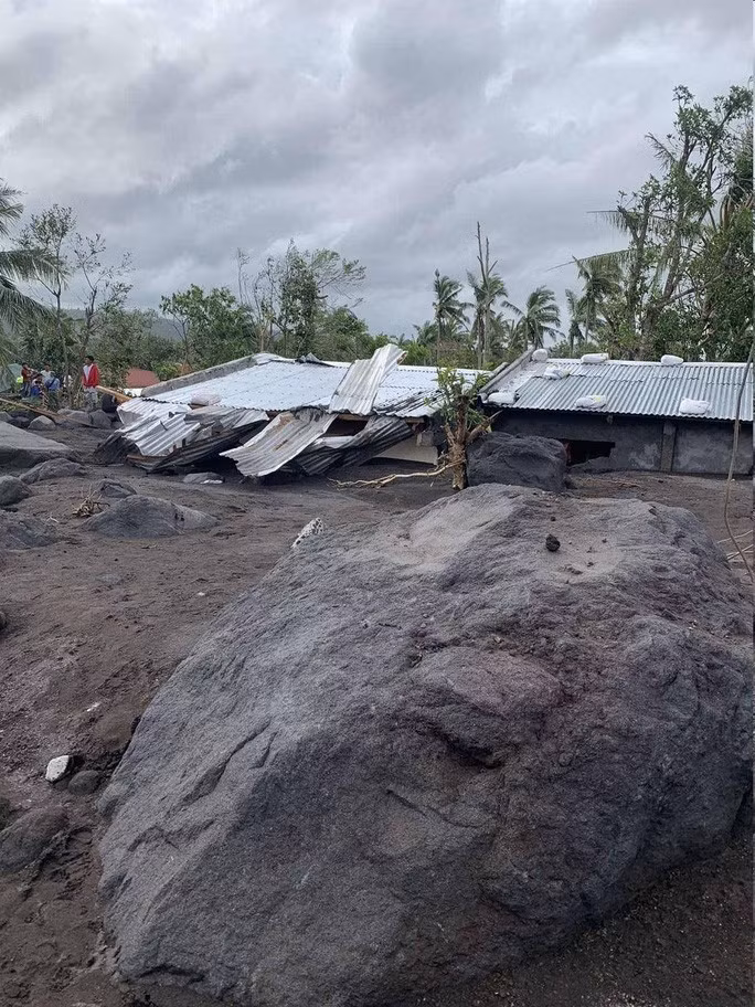 Ước tính khoảng 300 ngôi nhà bị chôn vùi dưới đất đá ở các khu vực Purok 6 và 7, San Francisco, Guinobatan, Albay của Philippines. Ảnh: Rappler