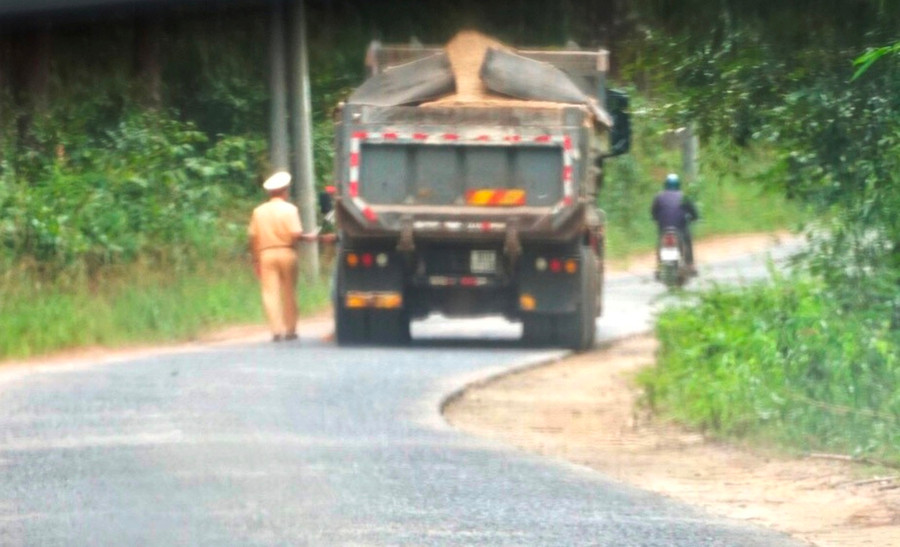 Lực lượng Cảnh sát Giao thông Công an huyện Mang Yang ra hiệu lệnh dừng xe một xe chở cát