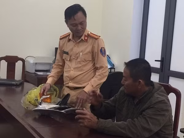  Tài xế Tùng bị bắt giữ, lấy lời khai sau khi gây tai nạn rồi bỏ trốn. Ảnh: TT.