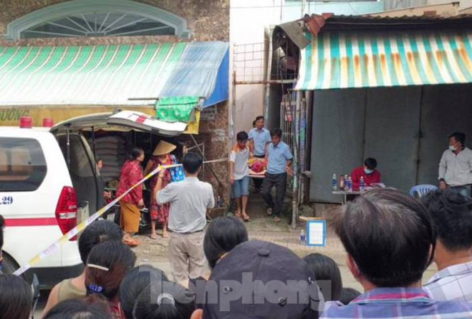 Sau khi khám nghiệm tử thi, thi thể nạn nhân được đưa về nhà xác. Ảnh Tiền Phong Sau khi khám nghiệm tử thi, thi thể nạn nhân được đưa về nhà xác. Ảnh Tiền Phong