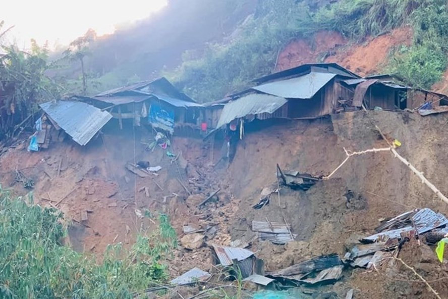 Bão số 9 gây nhiều hình thái thiên tai. Hiện trường vụ sạt lở đất tại xã Phước Lộc (Phước Sơn). Ảnh: TTXVN Bão số 9 gây nhiều hình thái thiên tai. Hiện trường vụ sạt lở đất tại xã Phước Lộc (Phước Sơn). Ảnh: TTXVN