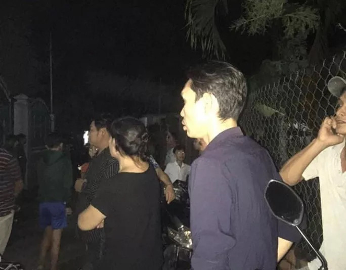 Người hiếu kỳ đến xem vụ việc.