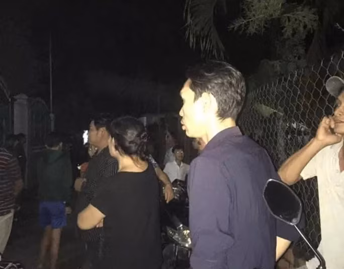 Người hiếu kỳ đến xem vụ việc.