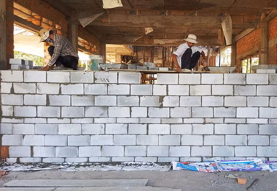  Hiện nay có khá nhiều công trình sử dụng gạch bê tông bọt thay cho gạch nung truyền thống. Ảnh: H.D