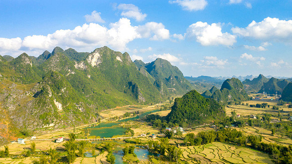 Cảnh quan hùng vĩ của Trùng Khánh (Cao Bằng) nhìn từ trên cao - Ảnh: Nguyễn Hường