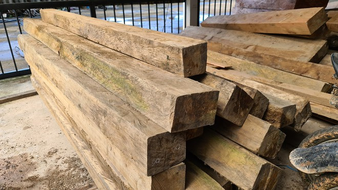 Gỗ bạch tùng mà cơ quan chức năng phát hiện tại nhà ông Tuyến - Tổ trưởng nhận khoán bảo vệ rừng. Cơ quan chức năng phải làm rõ, xử lý thật nghiêm vì thời gian qua rừng tại Lâm Đồng bị triệt phá quá nhiều ẢNH: LÂM VIÊN