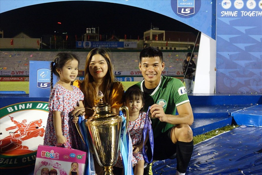 Thủ môn Trần Đình Minh Hoàng đoạt chức vô địch hạng Nhất 2020 cùng câu lạc bộ Bình Định. Ảnh: Nguyễn Đăng.