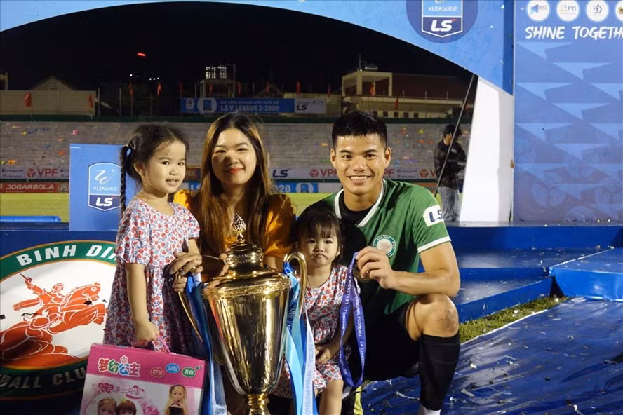Thủ môn Trần Đình Minh Hoàng đoạt chức vô địch hạng Nhất 2020 cùng câu lạc bộ Bình Định. Ảnh: Nguyễn Đăng.