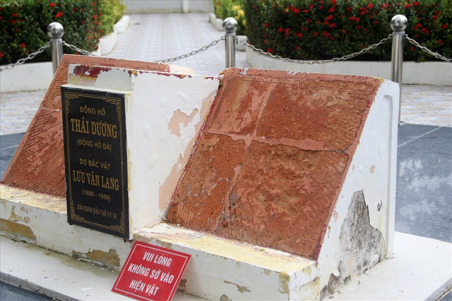 Đồng hồ có chiều cao khoảng 0,8m, rộng 1m. Đồng hồ có chiều cao khoảng 0,8m, rộng 1m.