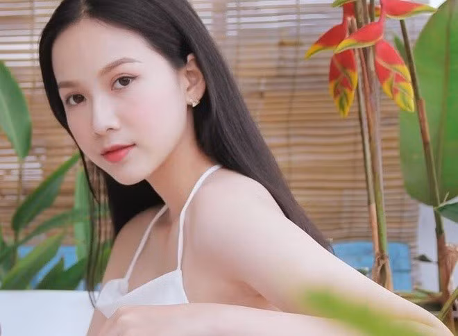 Phương Quỳnh cho biết cô chú trọng vào việc ăn uống đủ giấc và đủ chất để có làn da đẹp. Cô chăm sóc da đơn giản và tìm tòi những sản phẩm phù hợp chứ không chạy theo các loại mỹ phẩm đắt đỏ, nổi tiếng. Ảnh: NSCC