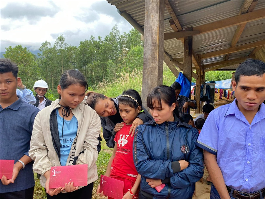 Đoàn đến xã Trà Vân, huyện Nam Trà My, tỉnh Quảng Nam, trực tiếp thăm hỏi, tặng quà gồm tiền mặt và nhu yếu phẩm cho người dân bị ảnh hưởng của vụ sạt lở đất.