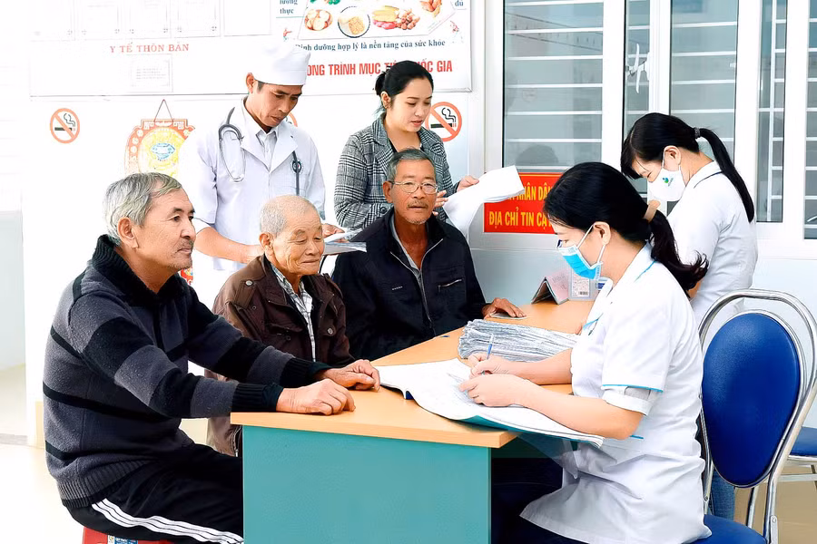 Bác sĩ Nguyễn Văn Đồng-Trạm trưởng Trạm y tế xã Nam Yang, huyện Đak Đoa: Từ đầu năm 2020 đến nay, trạm y tế xã có 4150 lượt bệnh nhân đến khám bệnh, tư vấn về sức khỏe cho 100 lượt người; phát 500 tờ rơi tuyên truyền về chăm sóc, bảo vệ sức khỏe, phòng chống dịch bệnh, qua đó, nâng cao nhận thức, ý thức bảo vệ sức khỏe của nhân dân.