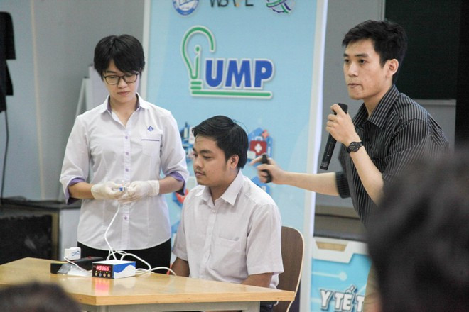 Nhóm tác giả trình bày về sản phẩm máy đo lực cắn tại cuộc thi khởi nghiệp iUMP do Trường ĐH Y dược TP.HCM tổ chức NVCC