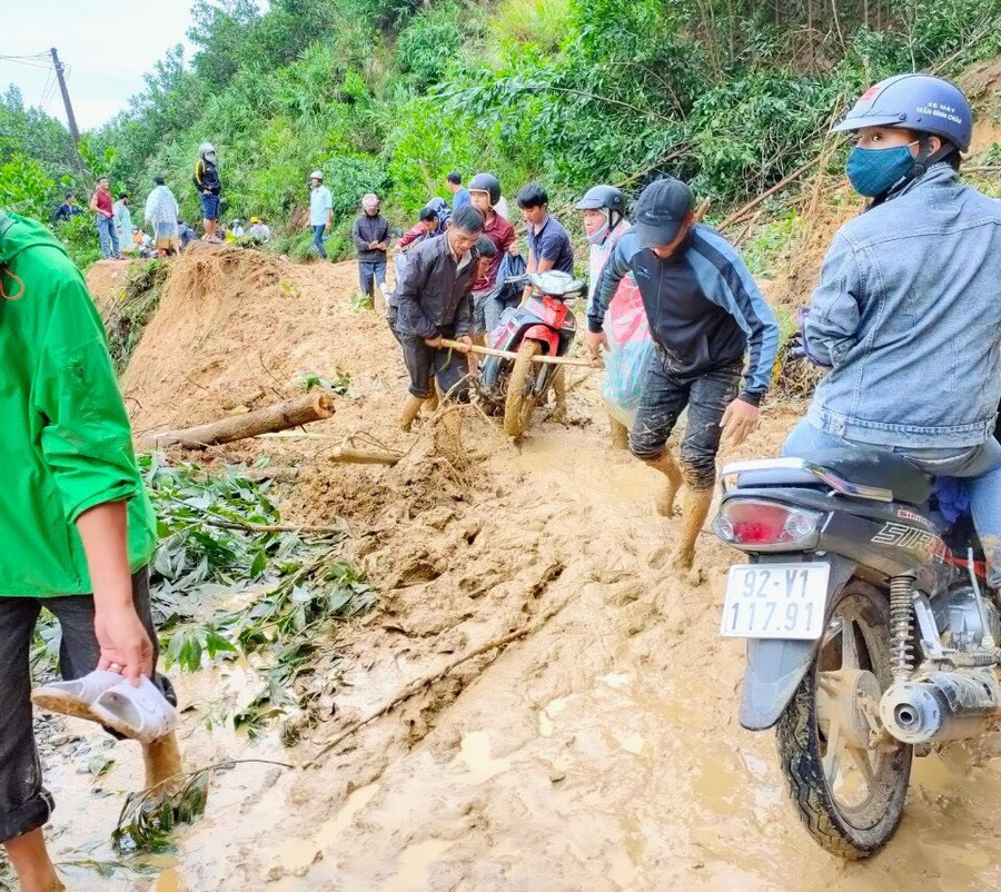 Các giáo viên thường xuyên lội bùn, khiên xe máy qua các điểm sạt lở. Ảnh: Kim Thoa Các giáo viên thường xuyên lội bùn, khiên xe máy qua các điểm sạt lở. Ảnh: Kim Thoa