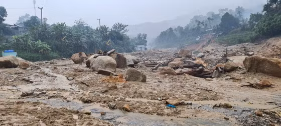 Những ngôi nhà buôn bán sầm uất san sát nhau bên bờ suối nay chỉ còn trơ đá và cây khô. Ảnh: NGỌC PHÚC