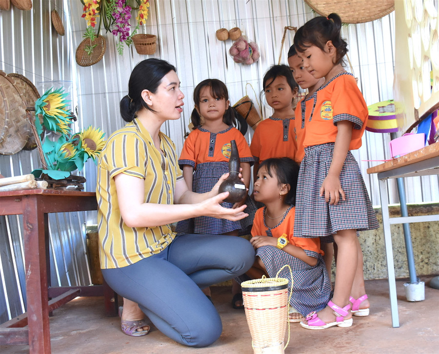 Ngoài giờ học chính khóa, Trường Mẫu giáo Hoa Mai (xã Ia Rong, huyện Chư Pưh) còn giúp trẻ DTTS tăng cường Tiếng Việt thông qua các gian hàng học tập ngoài trời. Ảnh Hồng Thi