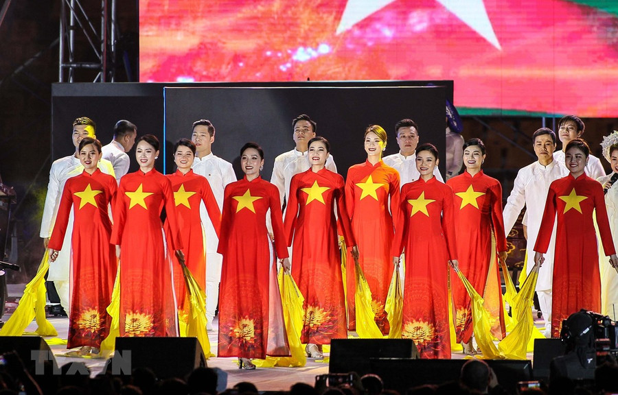 Nghệ sỹ Việt Nam biểu diễn trong lễ bế mạc SEA Games 30. (Ảnh: Hoàng Linh/TTXVN)