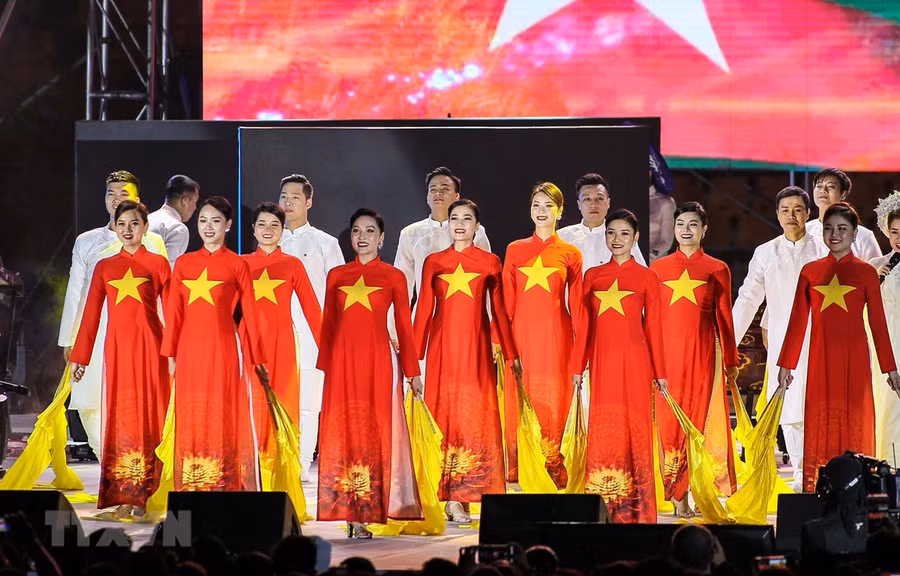 Nghệ sỹ Việt Nam biểu diễn trong lễ bế mạc SEA Games 30. (Ảnh: Hoàng Linh/TTXVN)