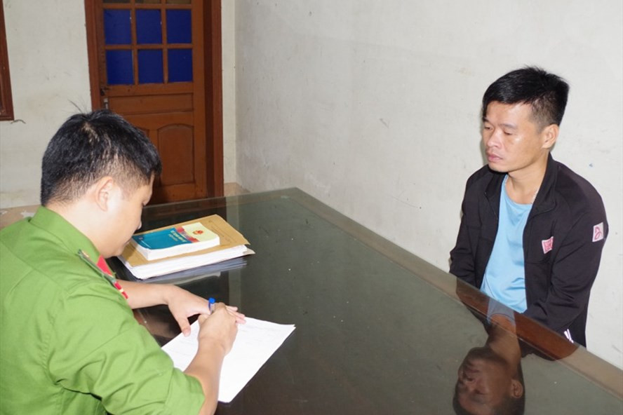 Đối tượng Sơn bị khởi tố, bắt tạm giam. Ảnh: Văn Đức. Đối tượng Sơn bị khởi tố, bắt tạm giam. Ảnh: Văn Đức.