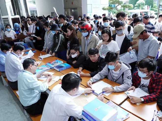 Thí sinh trúng tuyển làm thủ tục nhập học đông nhưng cũng rất nhiều người không theo đuổi được việc học đến cùng - Ảnh: HÀ ÁNH Thí sinh trúng tuyển làm thủ tục nhập học đông nhưng cũng rất nhiều người không theo đuổi được việc học đến cùng - Ảnh: HÀ ÁNH