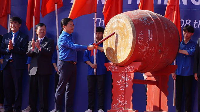 Anh Nguyễn Anh Tuấn đánh trống phát động chương trình Tình nguyện mùa đông năm 2020 và Xuân tình nguyện 2021. ẢNH MINH HẢI