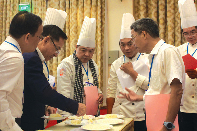 Các giám khảo chấm, thẩm định tìm gạo ngon nhất tại cuộc thi Gạo ngon Việt Nam lần thứ 2 - 2020, tổ chức vào ngày 3/11