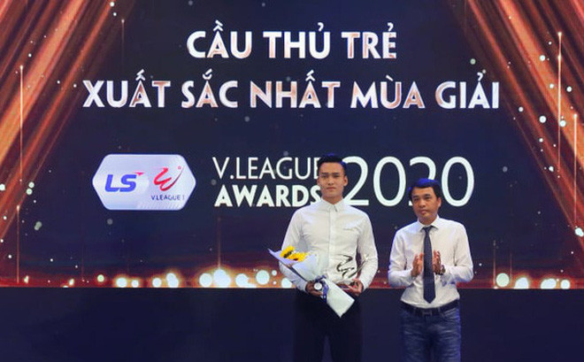 Bùi Hoàng Việt Anh vinh dự nhận giải thưởng Cầu thủ trẻ xuất sắc nhất mùa giải V.League 2020.