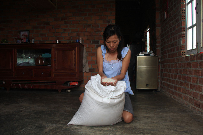 Hộ chị Hoàng Thị Kim Điền được nhận 105 kg nhưng bị bớt xén chỉ còn 30 kg gạo  Hộ chị Hoàng Thị Kim Điền được nhận 105 kg nhưng bị bớt xén chỉ còn 30 kg gạo