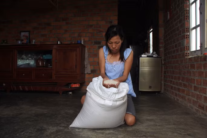  Hộ chị Hoàng Thị Kim Điền được nhận 105 kg nhưng bị bớt xén chỉ còn 30 kg gạo