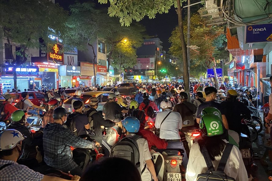 Kẹt xe đang là vấn nạn nhức nhối ỏ Hà Nội.