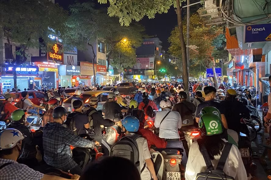 Kẹt xe đang là vấn nạn nhức nhối ỏ Hà Nội.