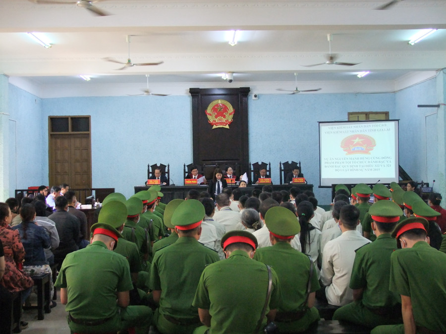  Hội đồng xét xử tập trung xét hỏi nhóm tổ chức đánh bạc. Ảnh: Văn Ngọc