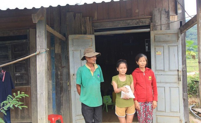 Gia đình Bà Trần Thị Duyên khẳng định chưa nhận được gạo cứu đói. Trong ảnh khi chúng tôi tới, con gái bà Duyên vừa đi vay gạo hàng xóm về nấu ăn Gia đình Bà Trần Thị Duyên khẳng định chưa nhận được gạo cứu đói. Trong ảnh khi chúng tôi tới, con gái bà Duyên vừa đi vay gạo hàng xóm về nấu ăn