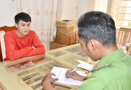  Đối tượng Đức (trái), tại cơ quan Công an (ảnh Thanh Cang).