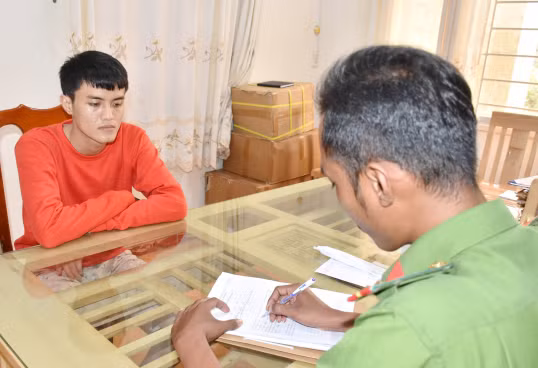 Đối tượng Đức (trái), tại cơ quan Công an (ảnh Thanh Cang). Đối tượng Đức (trái), tại cơ quan Công an (ảnh Thanh Cang).