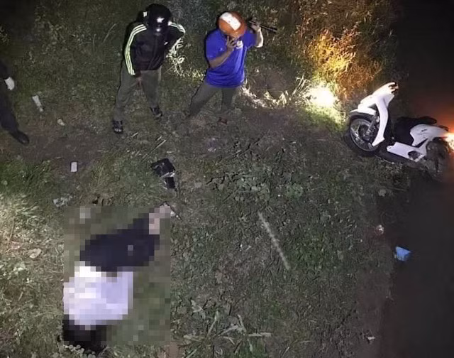 Hiện trường vụ tai nạn hy hữu khiến cô gái trẻ chết thảm.