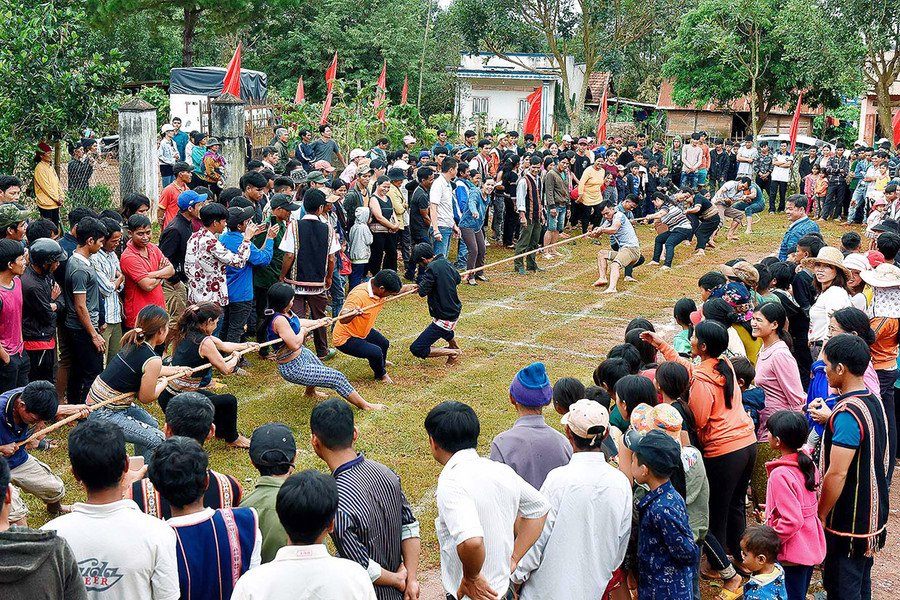 Người dân làng Tul Đoa (xã Đak Sơ Mei, huyện Đak Đoa) tham gia trò chơi kéo co tại ngày hội. Ảnh: Đức Thụy Người dân làng Tul Đoa (xã Đak Sơ Mei, huyện Đak Đoa) tham gia trò chơi kéo co tại ngày hội. Ảnh: Đức Thụy
