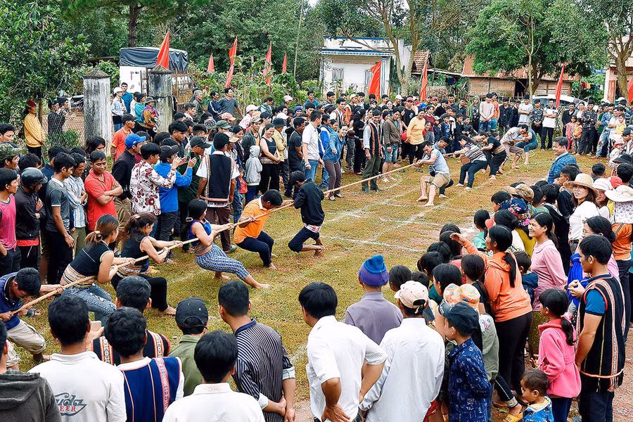  Người dân làng Tul Đoa (xã Đak Sơ Mei, huyện Đak Đoa) tham gia trò chơi kéo co tại ngày hội. Ảnh: Đức Thụy