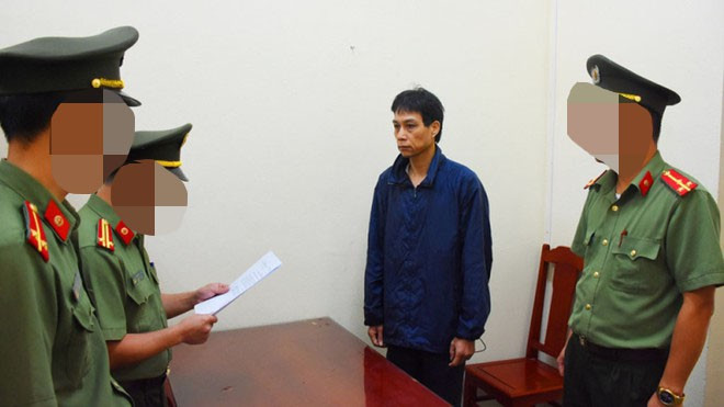 Cơ quan công an đọc lệnh bắt giữ Vi Du Lịch.