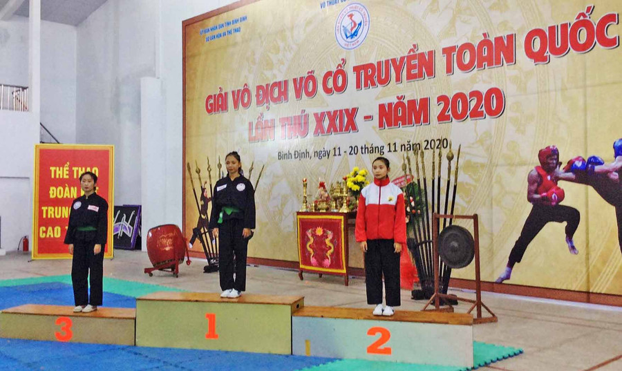 Nữ võ sĩ Nguyễn Thị Thu Thủy (đầu tiên bên trái qua) giành huy chương đồng nội dung Cửu tiết kim tiên. Ảnh: Ngọc Trân
