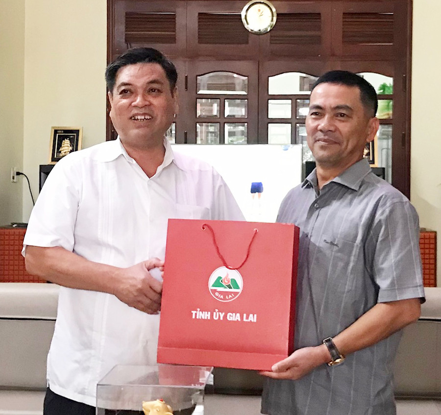 Thăm và tặng quà đồng chí Nguyễn Đức Hoàng. Ảnh: Vũ Thảo Đoàn đến thăm và tặng quà cho đồng chí Nguyễn Đức Hoàng-nguyên Tỉnh ủy viên, nguyên Phó Chủ tịch UBND tỉnh. Ảnh: Vũ Thảo