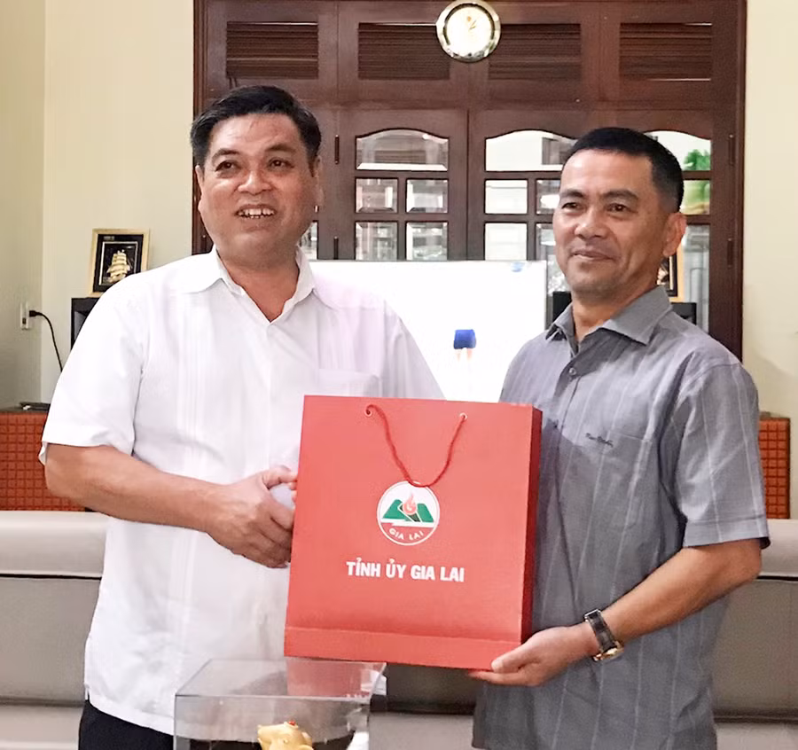 Đoàn đến thăm và tặng quà cho đồng chí Nguyễn Đức Hoàng-nguyên Tỉnh ủy viên, nguyên Phó Chủ tịch UBND tỉnh. Ảnh: Vũ Thảo