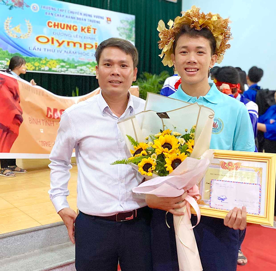 Em Nguyễn Vũ Nhật Huy và bố tại vòng chung kết cuộc thi “Đường lên đỉnh Olympia” của Trường THPT chuyên Hùng Vương. Ảnh: Hồng Thi Em Nguyễn Vũ Nhật Huy và bố tại vòng chung kết cuộc thi “Đường lên đỉnh Olympia” của Trường THPT chuyên Hùng Vương. Ảnh: Hồng Thi