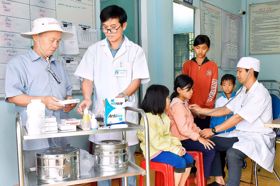 Trạm Y tế xã Hà Bầu huyện Đak Đoa có 6 người, trong đó có 1 bác sĩ, 1 cử nhân điều dưỡng, 1 y sĩ, 1 dược sĩ và 2 nữ hộ sinh được đào tạo cơ bản về chuyên môn.