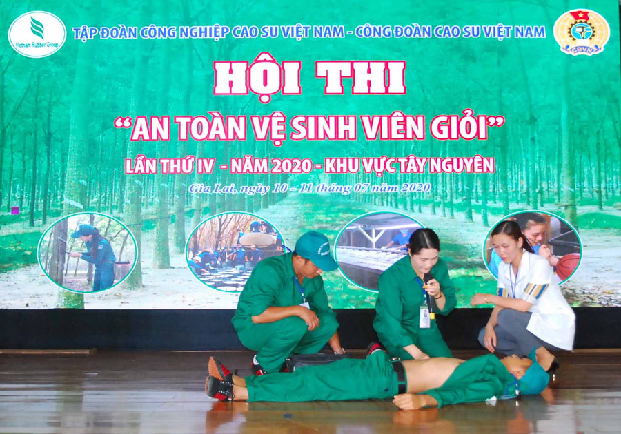 Công nhân Công ty TNHH một thành viên Cao su Mang Yang tham gia Hội thi “An toàn vệ sinh viên giỏi” khu vực Tây Nguyên năm 2020. Ảnh: Đinh Yến