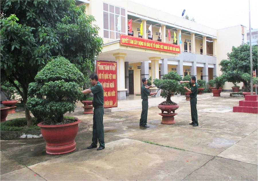 Chăm sóc cảnh quan môi trường, xây dựng đơn vị sáng, xanh, sạch, đẹp là 1 trong những chỉ tiêu nhiệm kỳ. Ảnh: Anh Huy