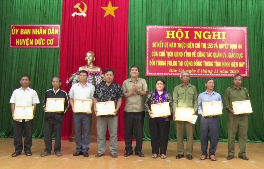 Chủ tịch UBND huyện Đức Cơ tặng giấy khen cho các cá nhân có thành tích trong công tác quản lý, giáo dục đối tượng FULRO tại cộng đồng. Ảnh: Lê Văn Châu Chủ tịch UBND huyện Đức Cơ tặng giấy khen cho những cá nhân có thành tích tốt trong công tác quản lý, giáo dục các đối tượng FULRO. Ảnh: Lê Văn Châu